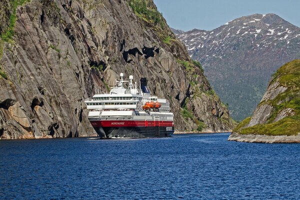 Crucero en medio de las montañas