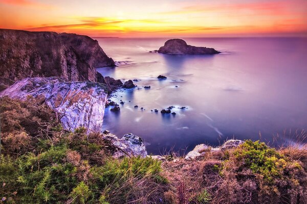 Magnifique coucher de soleil violet sur la mer