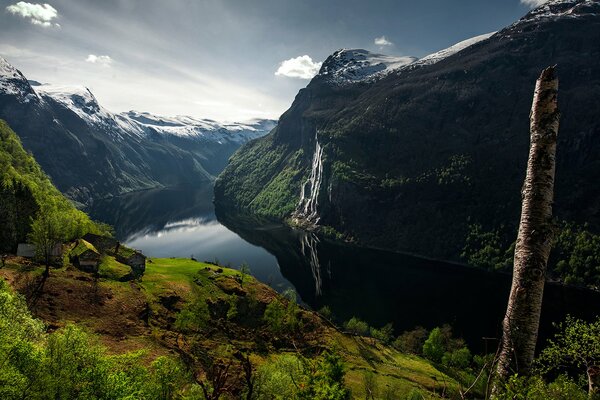 Piękny Norweski zielony fiord