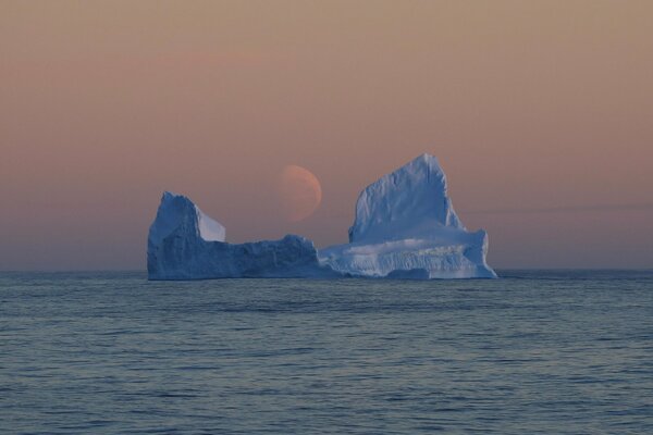 Iceberg en el mar de Ross contra la Luna