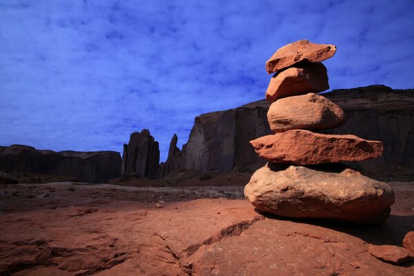 Pyramide de pierres rouges au coucher du soleil