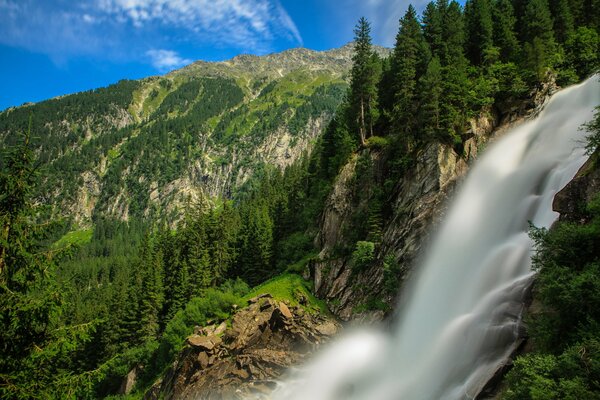 Montagnes alpines, vue magnifique, belle cascade