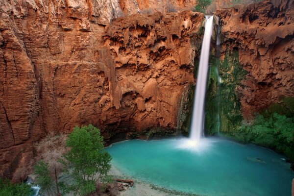 Lago con cascada en un cañón natural