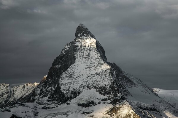 Ein rauer Gipfel vor dem Hintergrund eines düsteren Himmels