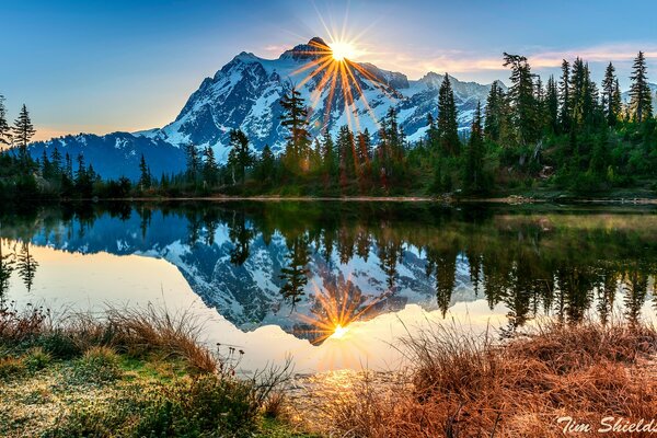 Reflejo de los rayos del sol en el lago