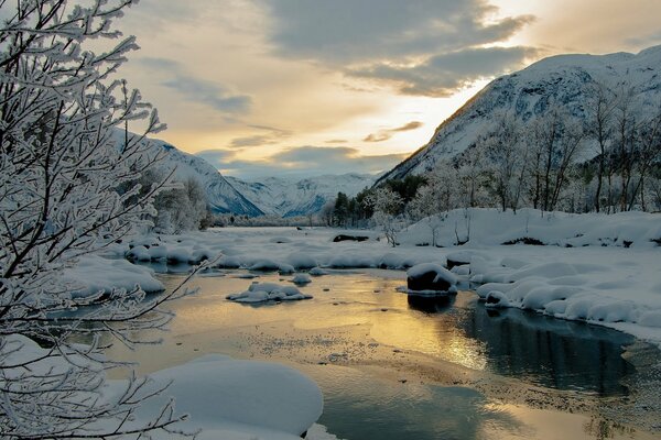 Der Fluss erwacht aus dem Winterschlaf