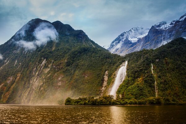 Nouvelle-Zélande, cascade Lady Bowen, Milford Sound, montagnes