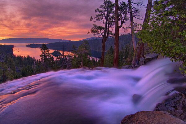 Paysage naturel cascade au coucher du soleil