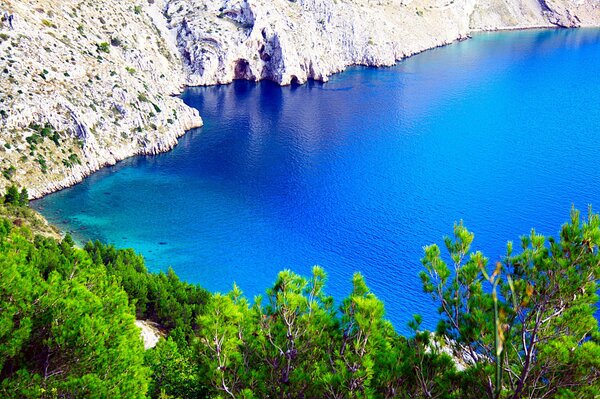 Lago Blu circondato da montagne e boschi