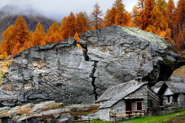 Piccola casa vicino alla roccia spaccata