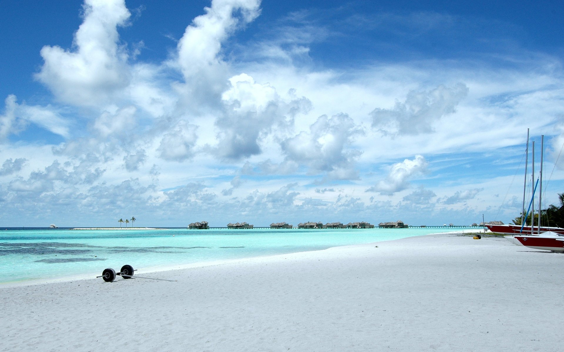 playa arena océano cielo nubes bungalow barcos