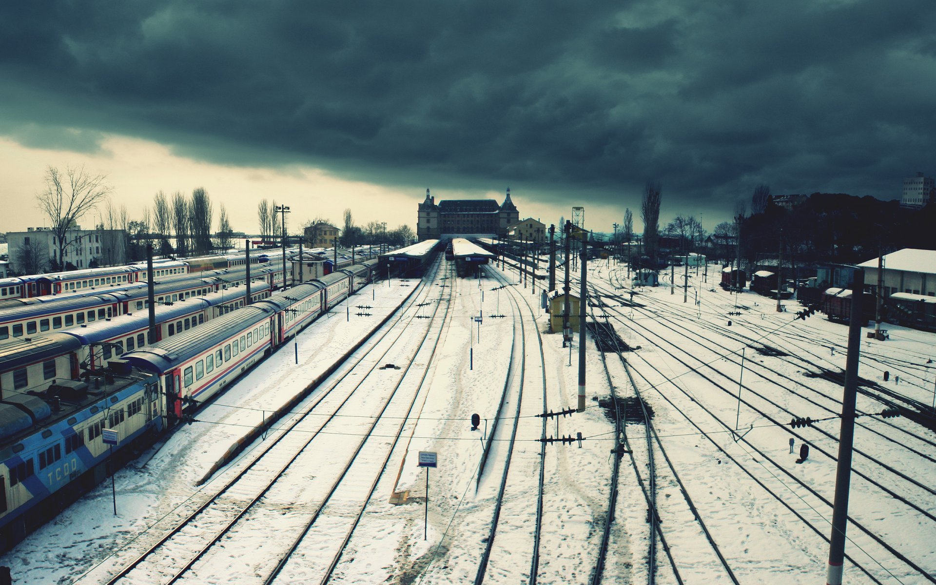 bahnhof züge einsamkeit winter drähte wolken eisenbahn