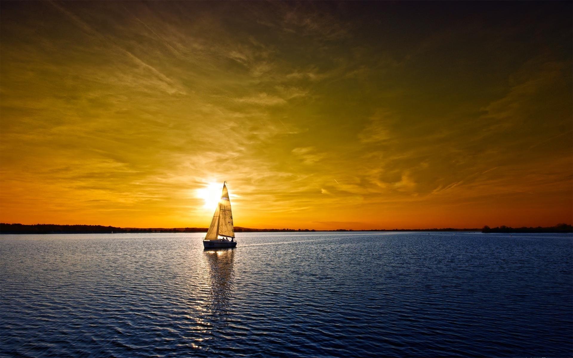 yacht coucher de soleil nuages