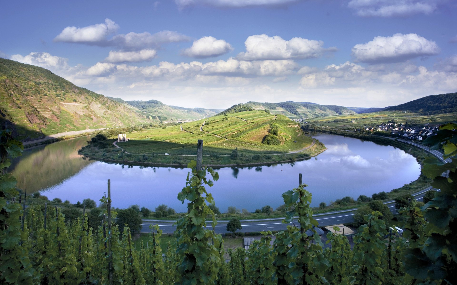 natur sommer insel grün straße himmel berge häuser