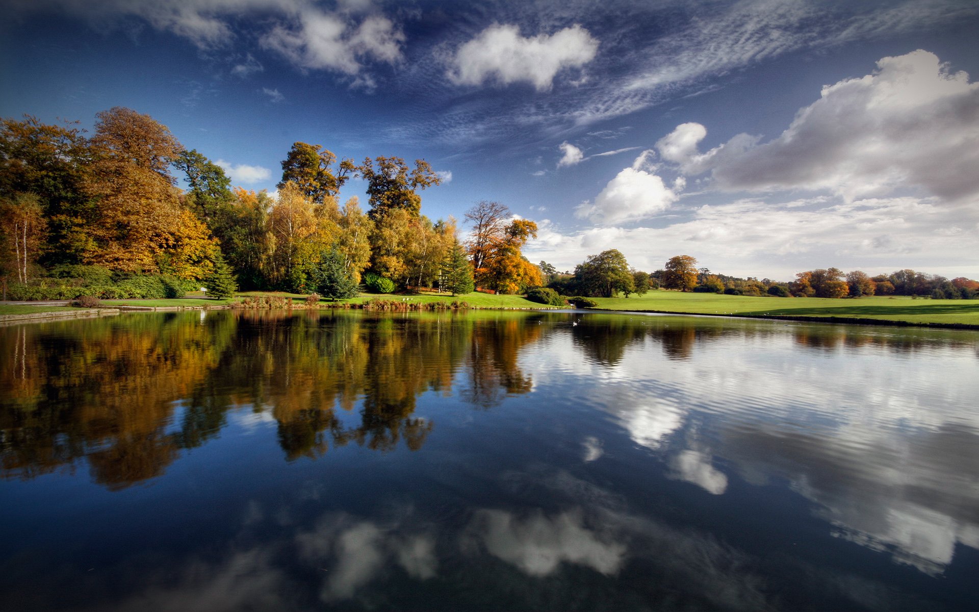 lago árboles nubes