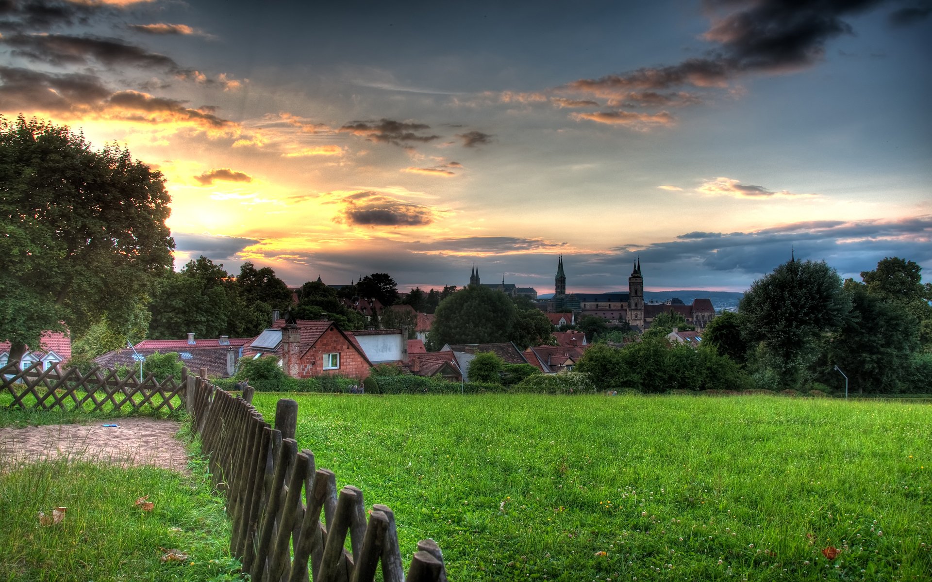 coucher de soleil bamberg herbe maison nuages