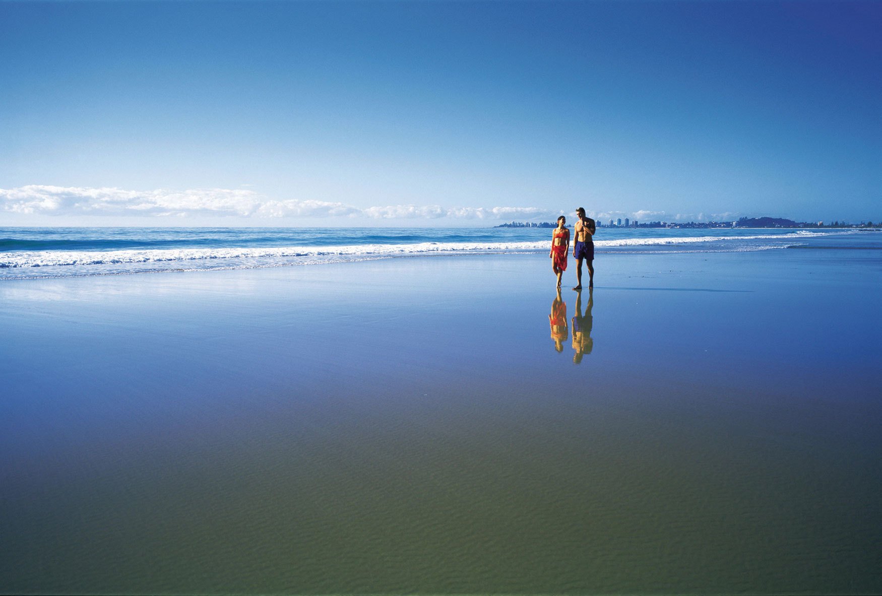 paseo de pareja océano playa arena