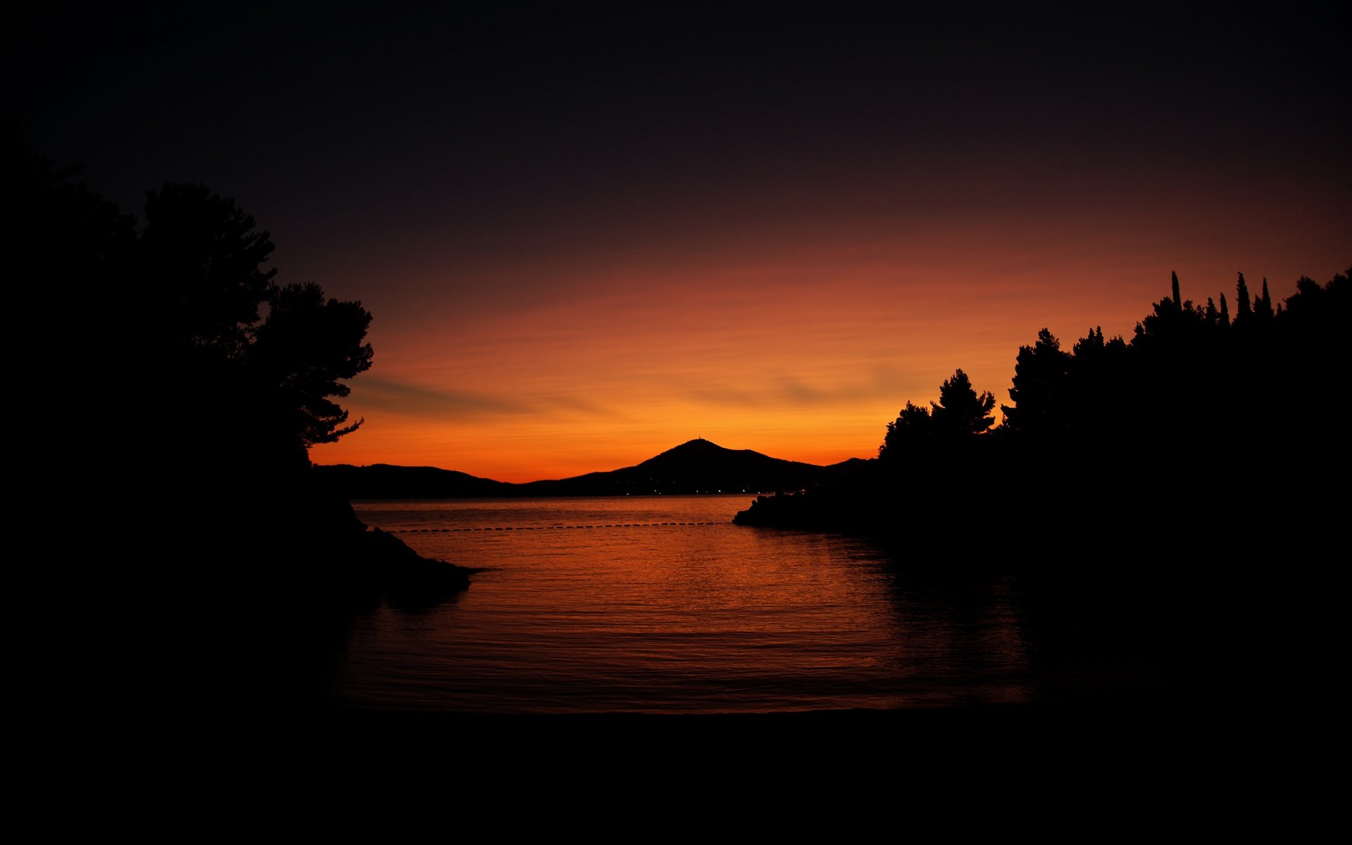 bahía montañas árboles