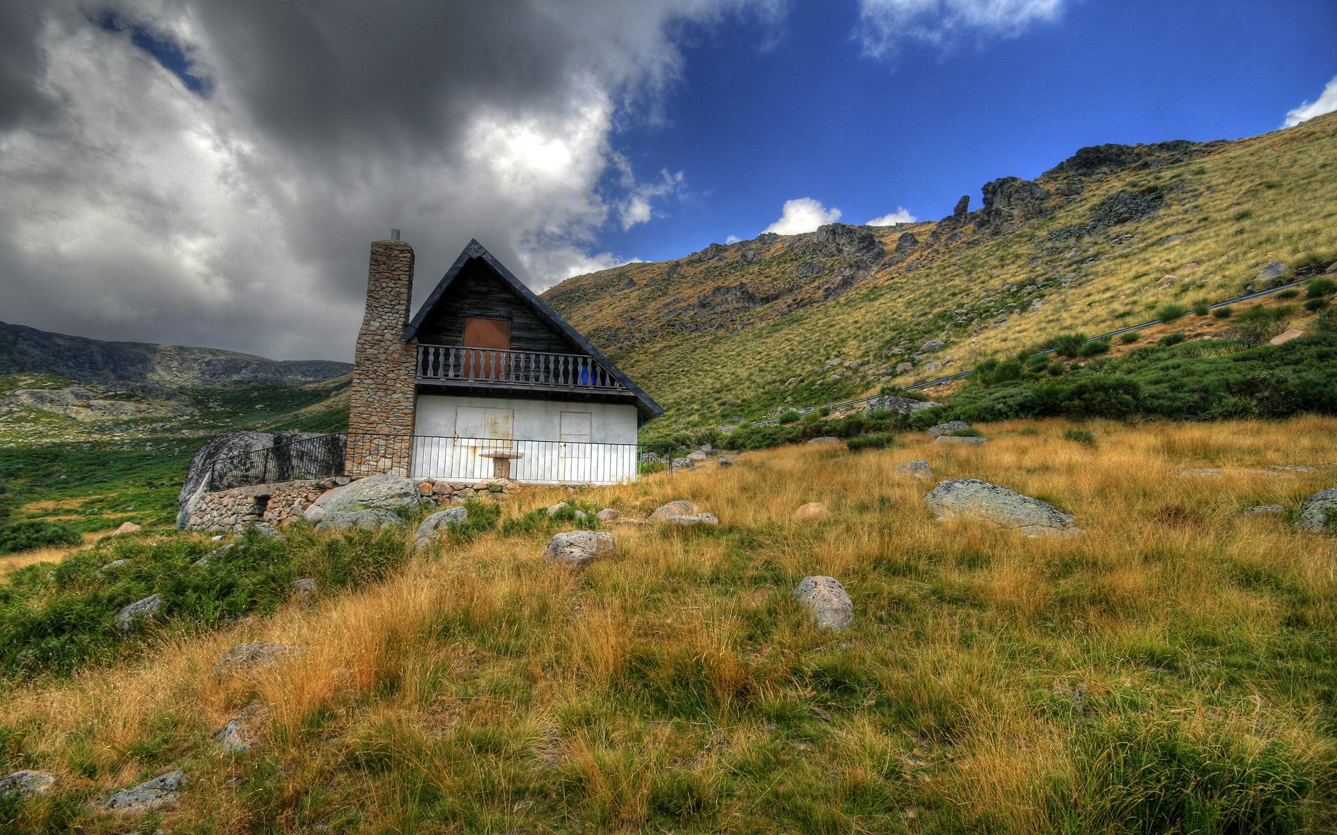 montañas cabaña nubes