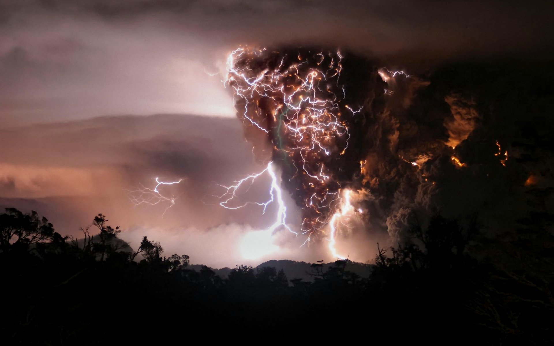 vulkan eruption blitzschlag rauch nacht chayten chile