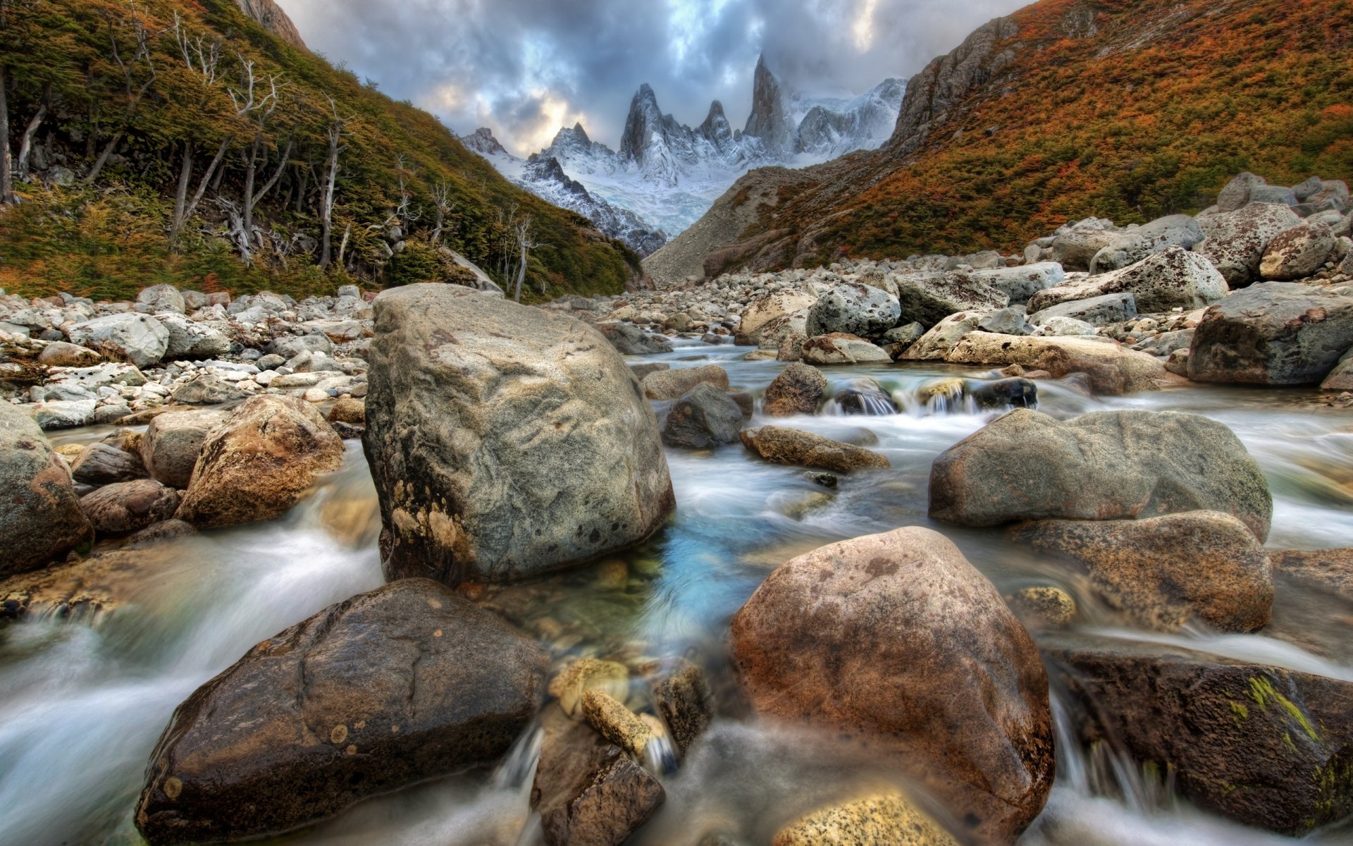 fiume montagna corrente pietre