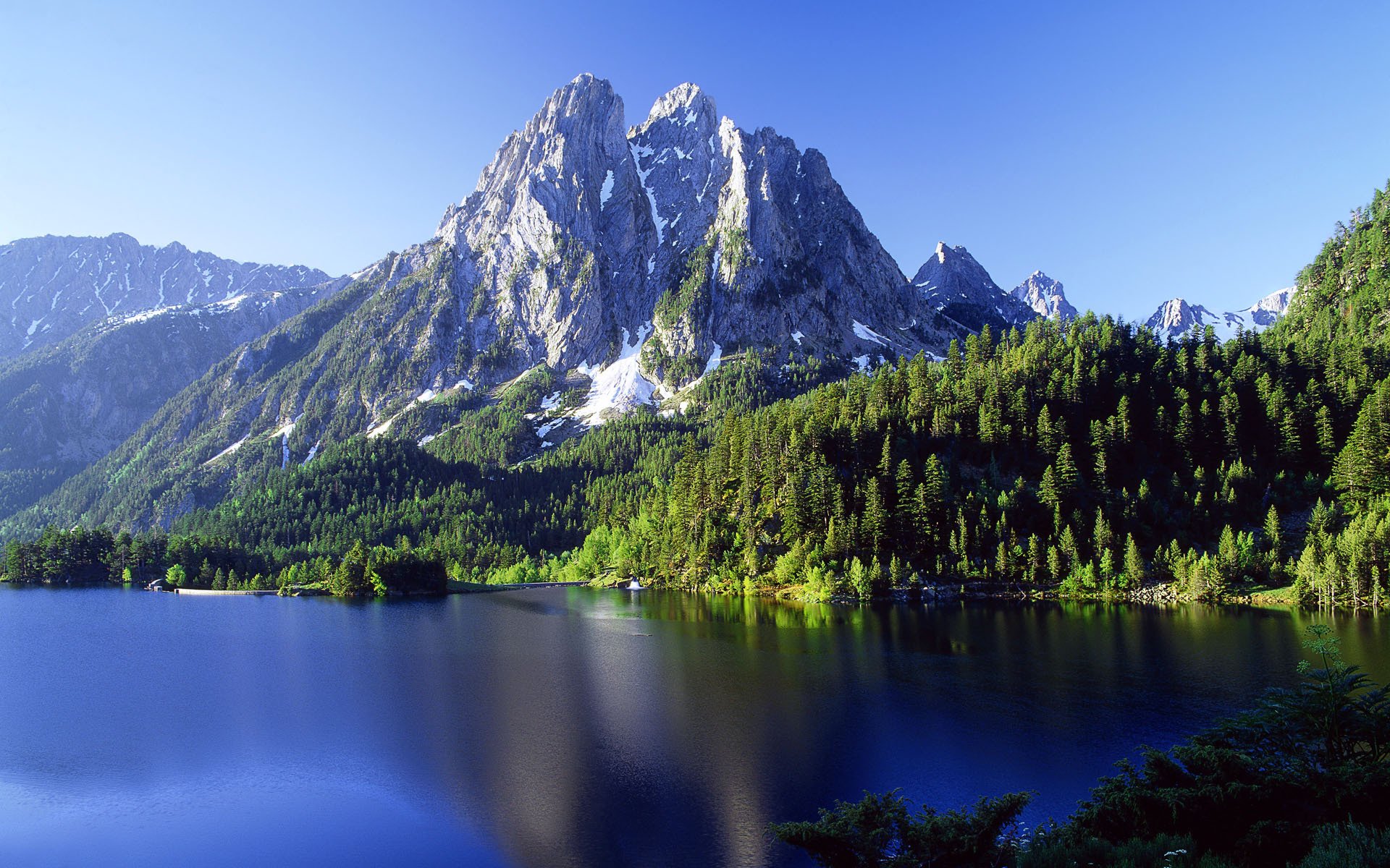 lago montañas nubes