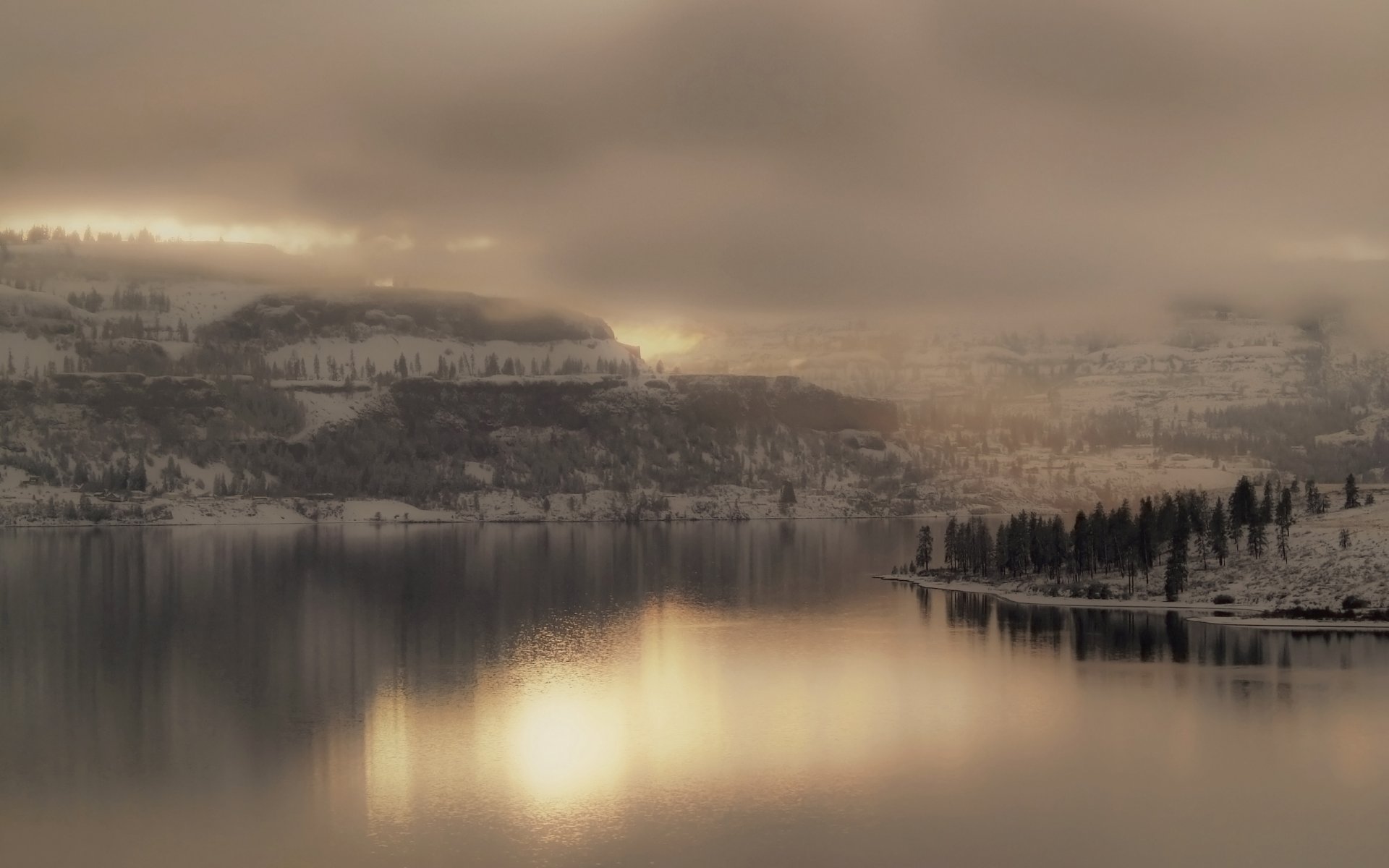 paesaggio nebbia lago