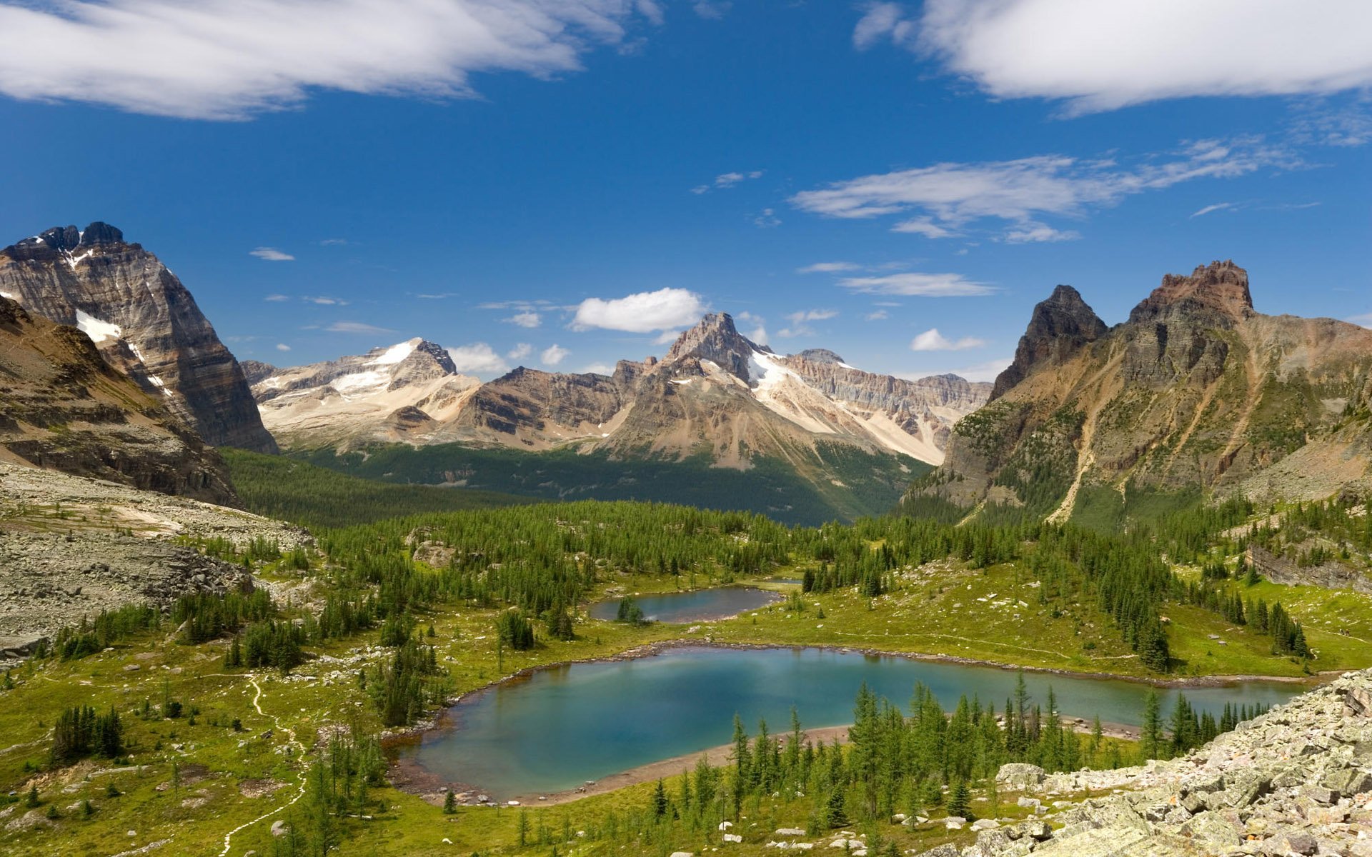 montañas nubes cuerpo de agua árboles