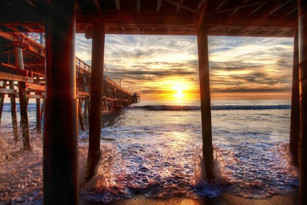 Beobachtung unter der Brücke bei Sonnenuntergang über dem Meer