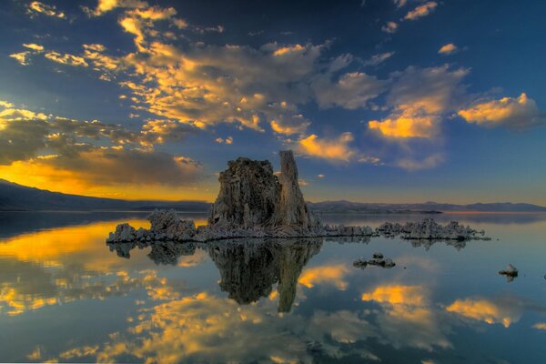 Las rocas sobresalen del agua y se reflejan en ella