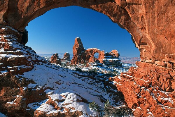 Arche brune en Arizona dans la neige