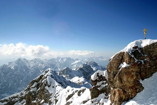 Berggipfel, Felsen und Kreuz