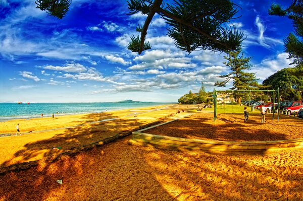 Plaża z boiskiem do koszykówki nad morzem