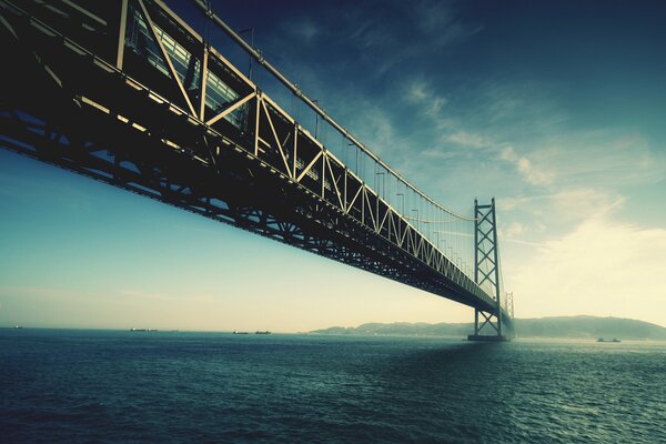 Eine Metallbrücke über dem Meer, die in den Horizont geht