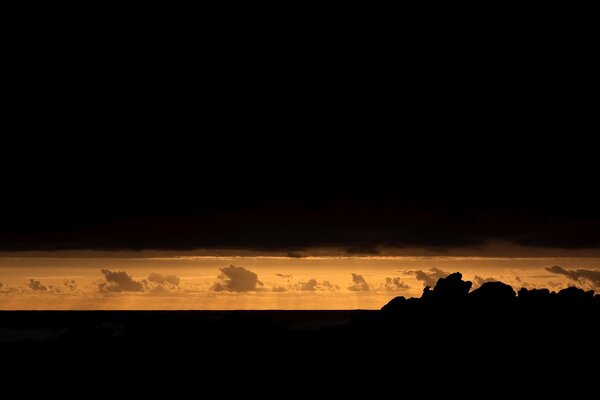 Beau coucher de soleil sur fond de nuages