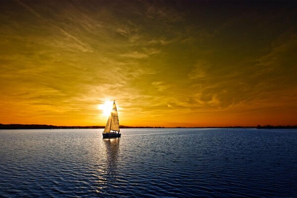 Yacht en mer au coucher du soleil