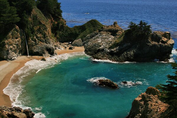 Baia nell oceano con spiaggia di sabbia