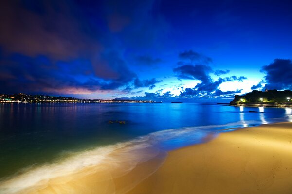 Côte de la mer dans la nuit