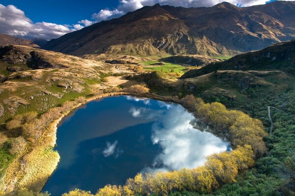 Wolken spiegeln sich im blauen See wider