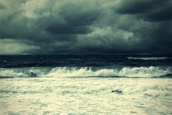 Onde di tempesta e un tripudio di elementi