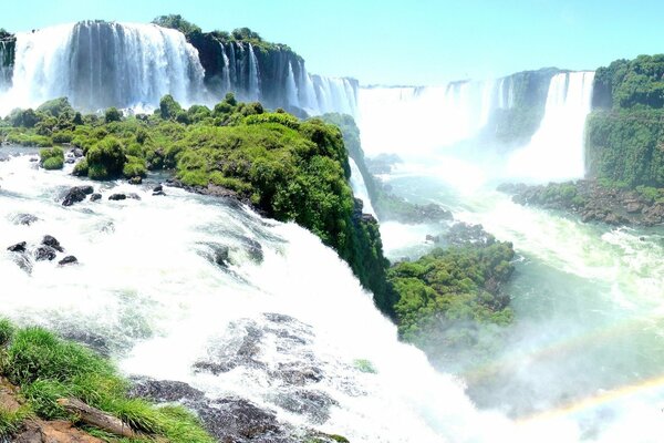 Panorama der Iguazu- und Regenbogen-Wasserfälle