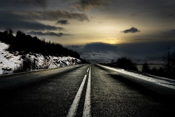 A road stretching into the distance, at dawn in winter