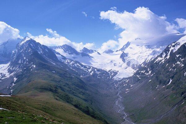 Rivière qui coule dans les montagnes enneigées