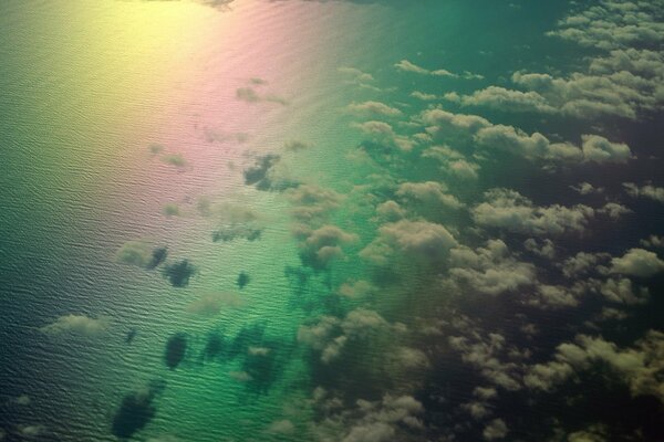 Regenbogen und Wolken werden im Ozean angezeigt