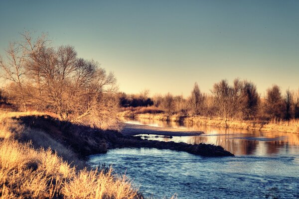 Paisaje matutino junto al río