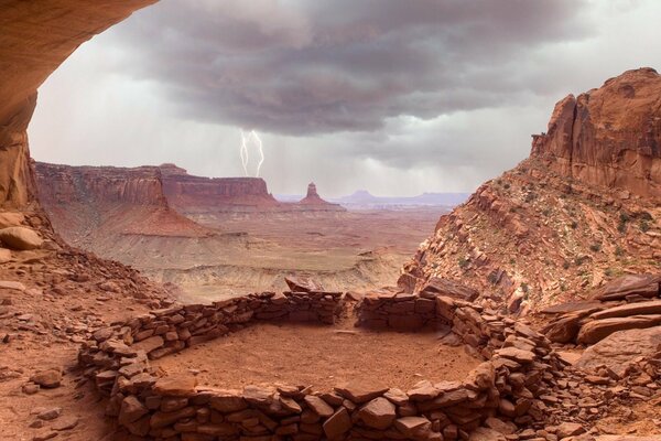 Ojos de miedo en un valle desierto