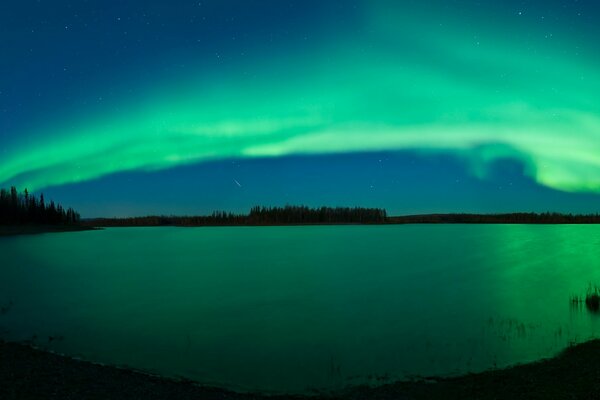 Ipnotizzante aurora boreale vicino al fiume