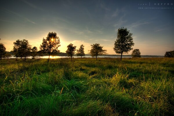 Landschaft vor Sonnenuntergang Hintergrund mit Fluss und Bäumen