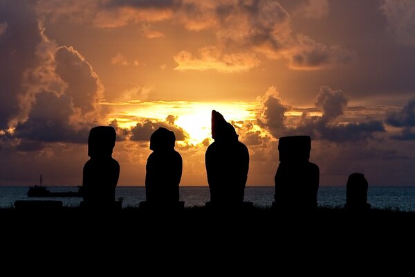 Idoli dall Isola di Pasqua sullo sfondo di un tramonto infuocato