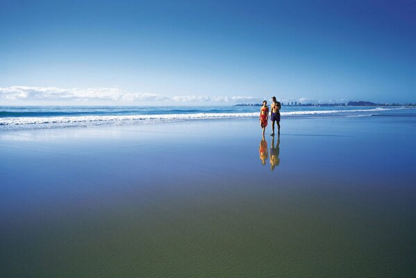 Promenade d un couple sur la plage